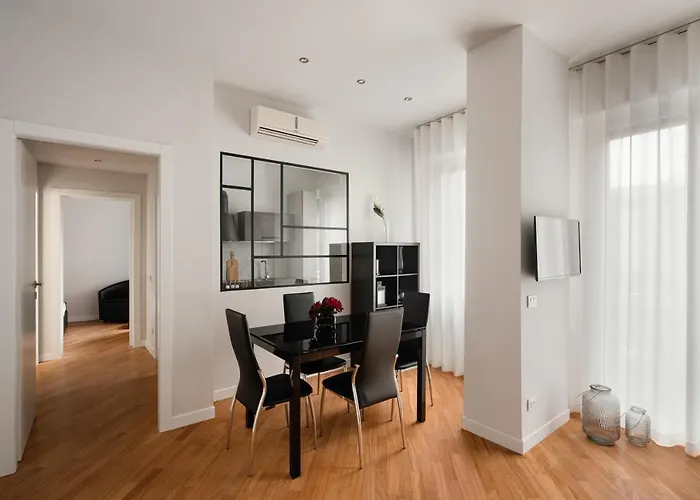 Deluxe Central Apartment
